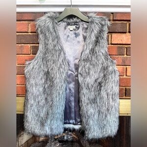 🛍️Weekend Love Gray faux fur Vest Size Large